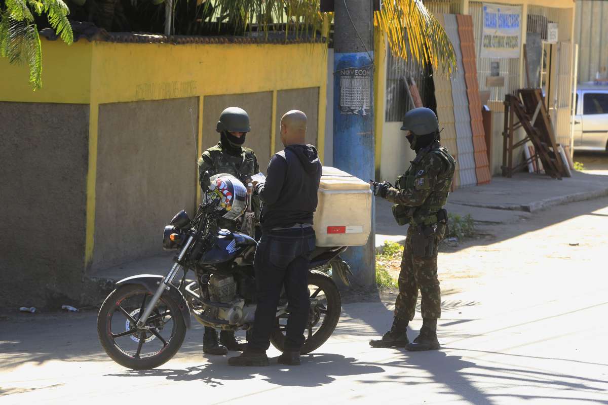 Militares checaram antecedentes criminais de quem entrava ou sa&iacute;a da comunidade - Estefan Radovicz / Ag&ecirc;ncia O Dia