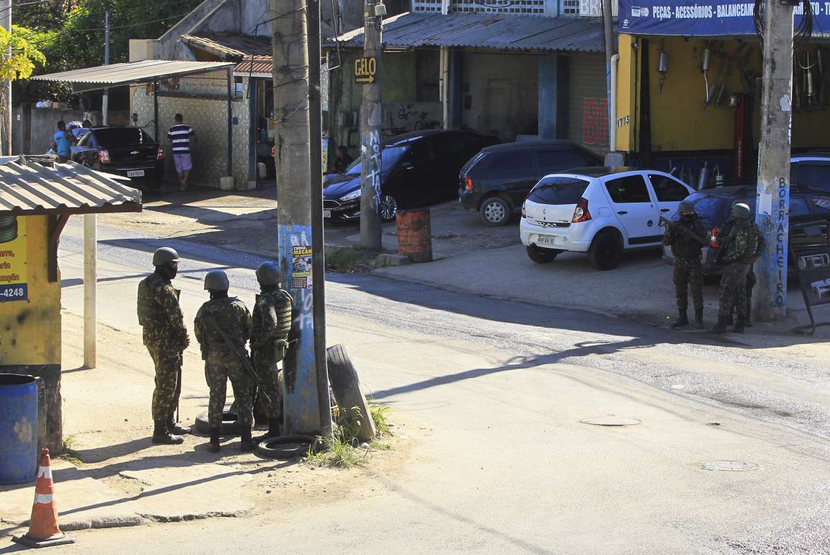 Opera&ccedil;&atilde;o das For&ccedil;as de Seguran&ccedil;a na favela do Salgueiro em S&atilde;o Gon&ccedil;alo. Tropas federais revistavam quem entrava ou saia do local.                         