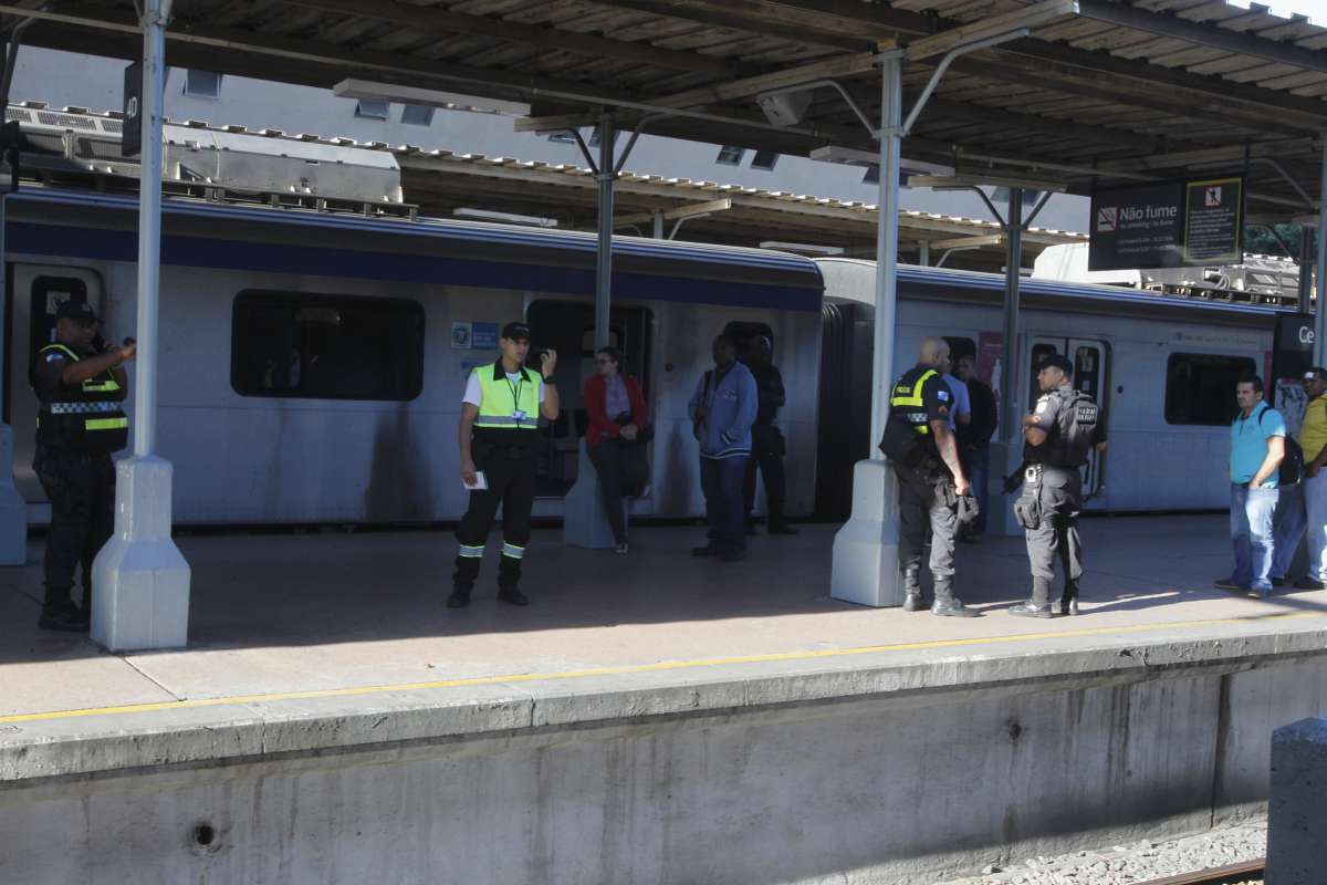Agente do Desipe mata Ladr&atilde;o dentro do Trem,Lucas Emanoel Rodrigues da Silva [morto] Denize  Maria Rodrigues tia do morto
Foto  Severino  Silva Agencia O Dia