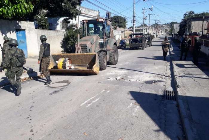 Militares retiram barricadas em São Gonçalo