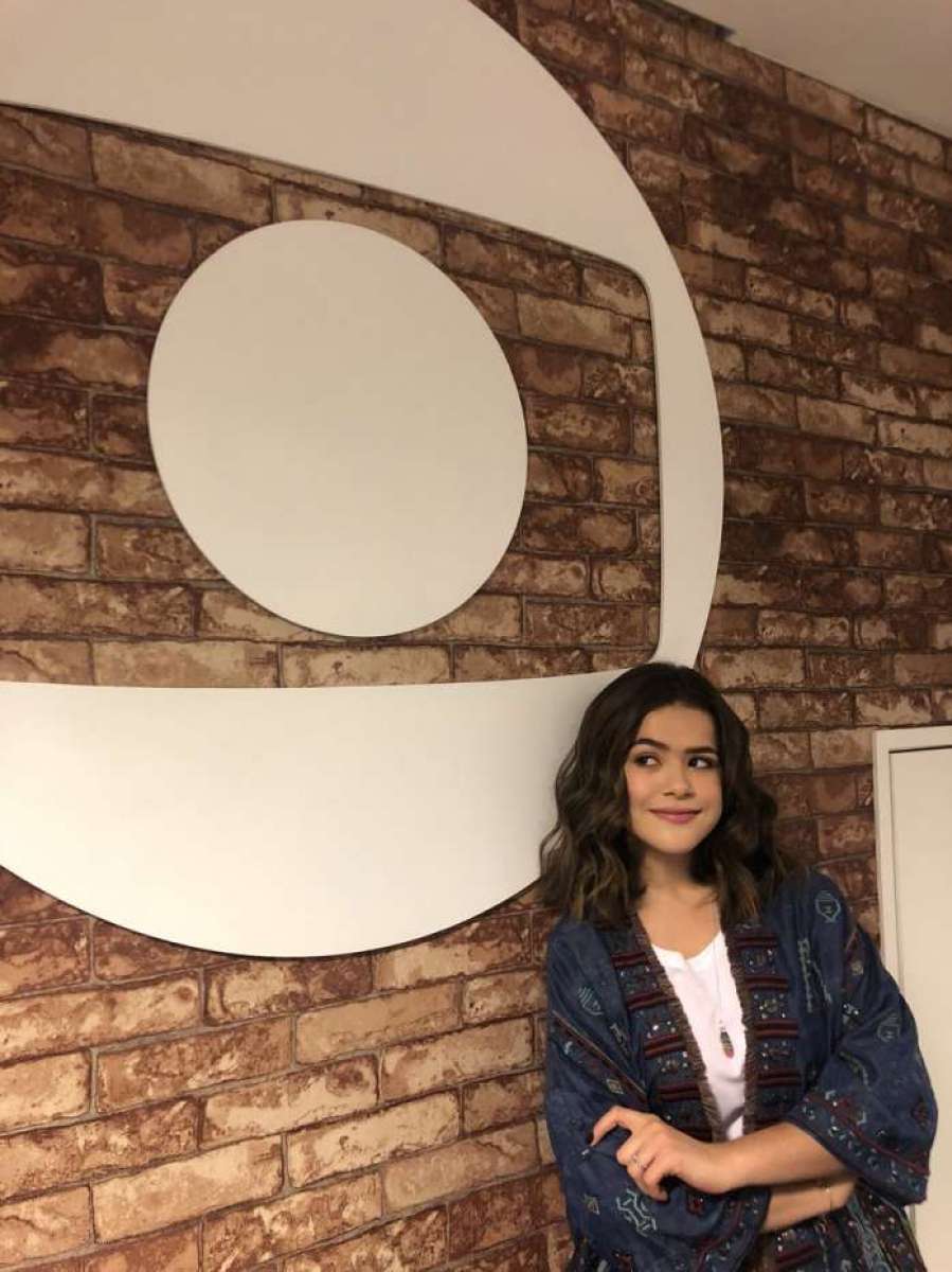 Maisa Silva posa em frente ao logotipo da Globo: entrevista para Bial - Reprodução internet