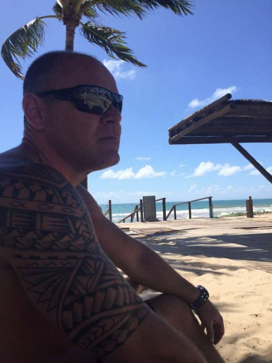 Delegado Rodrigo Santoro em momento de lazer, com a praia ao fundo