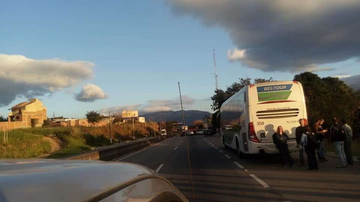 Ônibus foi sequestrado na Rio-Santos, na altura de Itaguaí - Reprodução Facebook