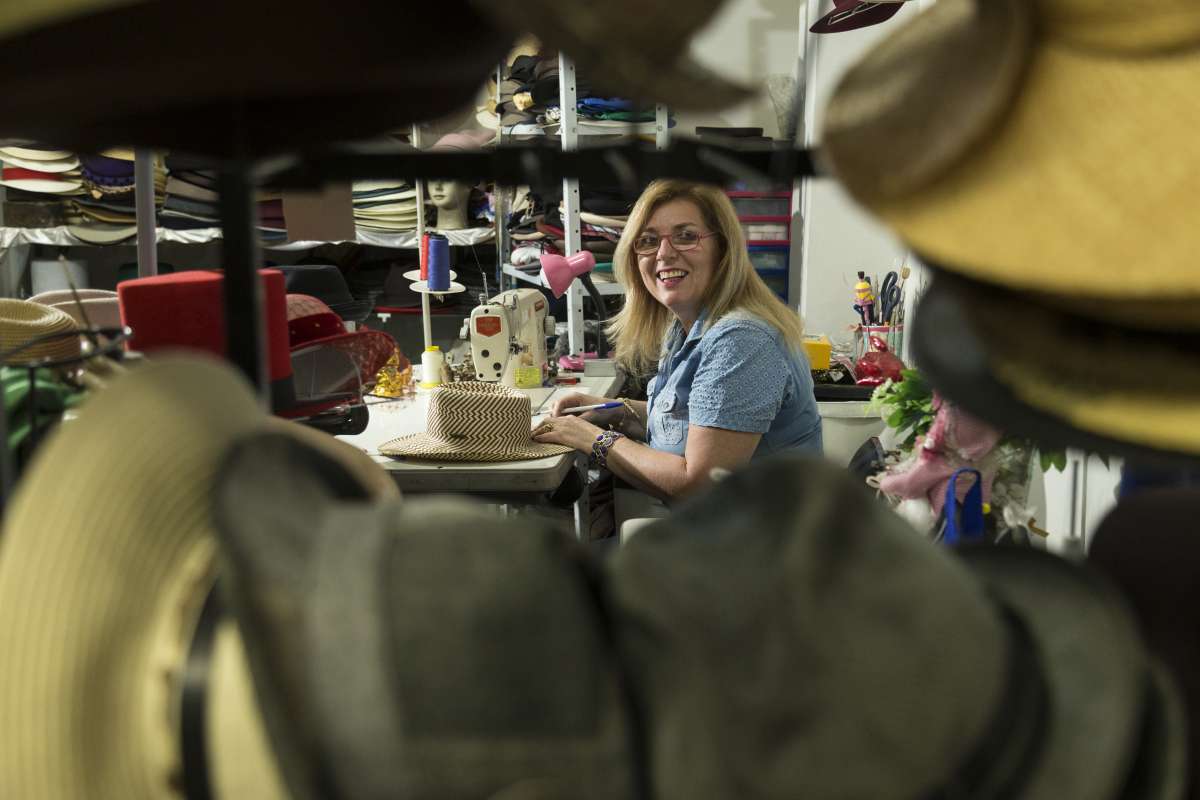 ESPECIAL:  De tirar o chap&eacute;u. F&aacute;bricas centen&aacute;rias do Rio enfrentam bravamente a crise e as mudan&ccedil;as do tempo, produzindo e at&eacute;  recebendo compradores internacionais de chap&eacute;us, de centenas de modelos, inclusive sob medidas. Na foto a Chapelaria Porto (fundada em 1880) da Vanusa Damaso, 50 anos, est&aacute; na quarta gera&ccedil;&atilde;o do estabelecimento.Local: Av. Presidente Vargas, 446 / sala 1703. Centro, Rio de JAneiro.  Foto: Daniel Castelo Branco / Ag&ecirc;ncia O Dia