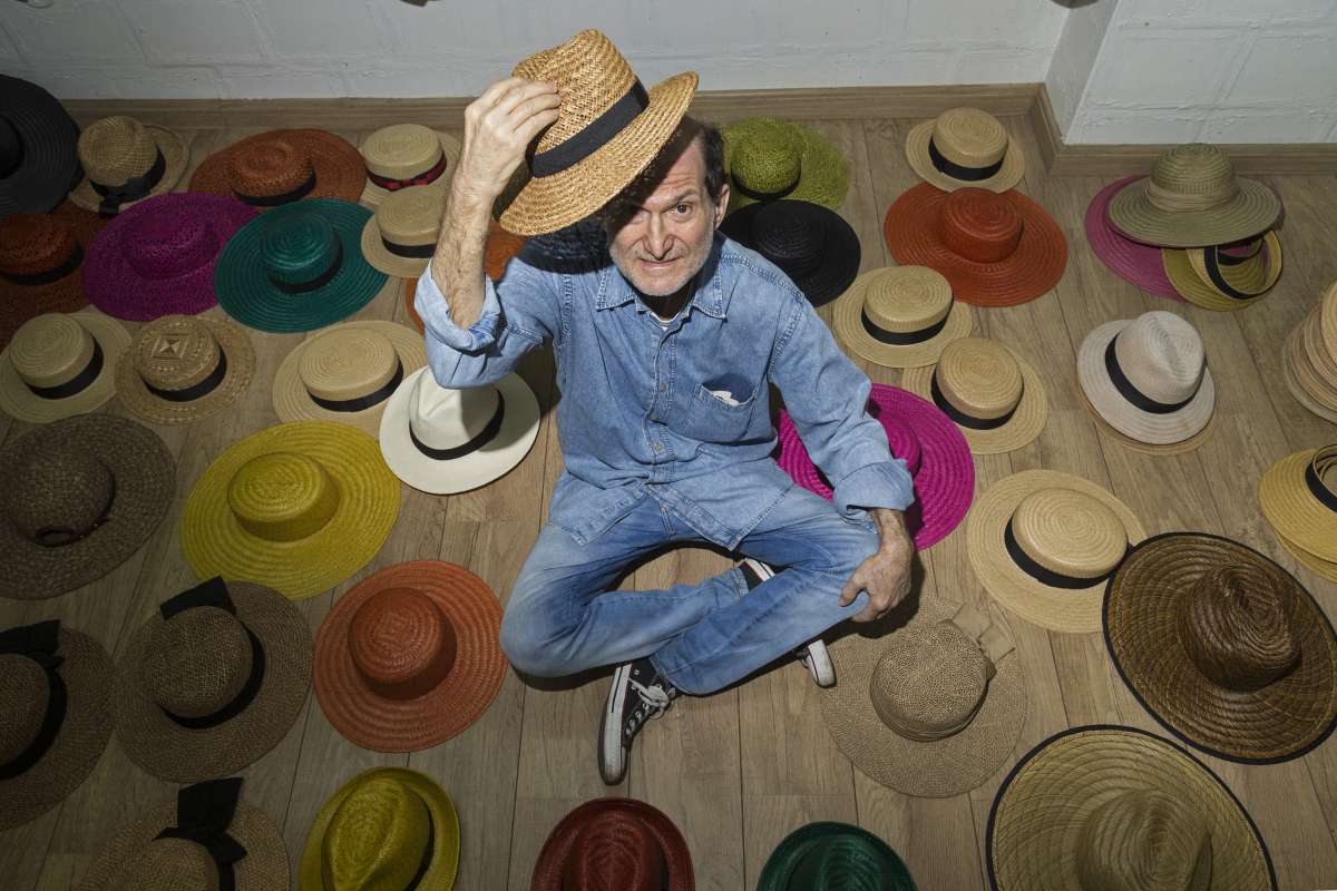 ESPECIAL:  De tirar o chap&eacute;u. F&aacute;bricas centen&aacute;rias do Rio enfrentam bravamente a crise e as mudan&ccedil;as do tempo, produzindo e at&eacute;  recebendo compradores internacionais de chap&eacute;us, de centenas de modelos, inclusive sob medidas. Na foto a Chapelaria Porto (fundada em 1880) da Vanusa Damaso, 50 anos, est&aacute; na quarta gera&ccedil;&atilde;o do estabelecimento.Local: Av. Presidente Vargas, 446 / sala 1703. Centro, Rio de JAneiro.  Foto: Daniel Castelo Branco / Ag&ecirc;ncia O Dia