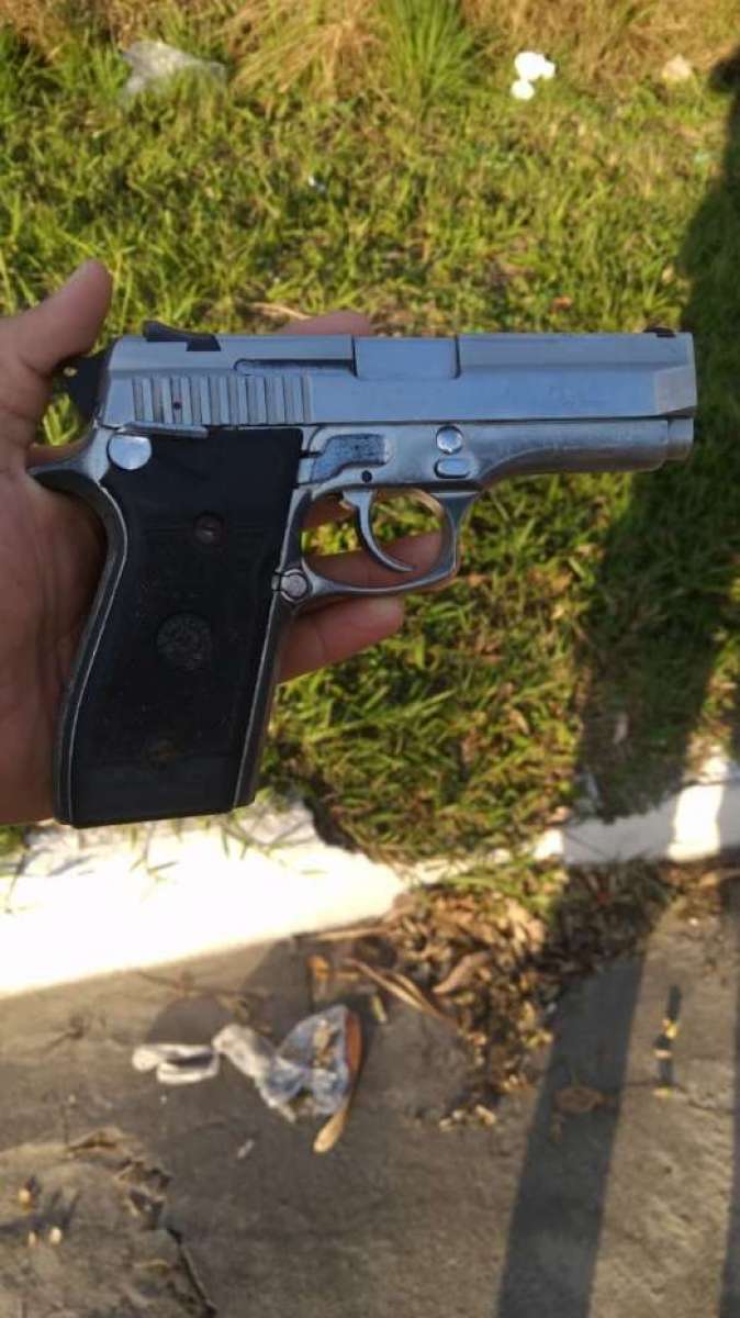 Arma apreendida pela polícia junto com o assaltante 