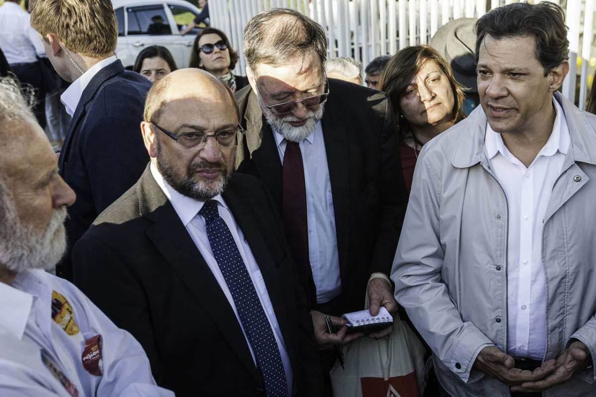 O político alemão Martin Schulz e Fernando Haddad, após visita a Lula  - Joka Madruga