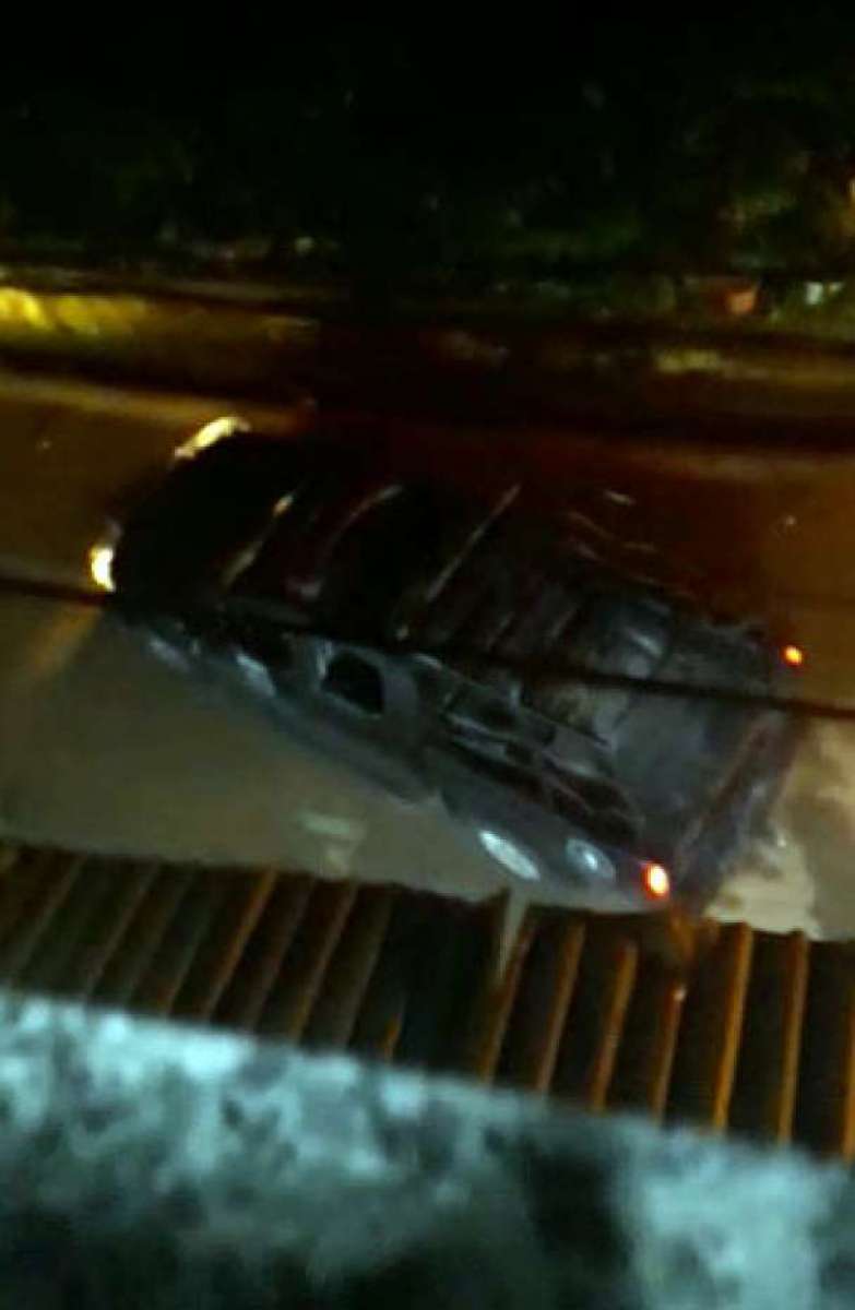 Policiais chegaram à comunidade com o céu ainda escuro - WhatsApp O DIA (21) 98762-8248