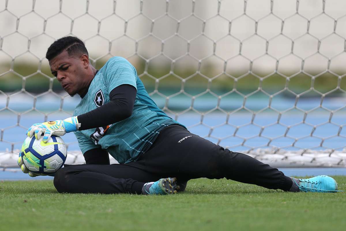 Prov&aacute;vel titular na Arena do Gr&ecirc;mio, Saulo vinha sentindo dores na coxa direita e tinha sido desfalque na vit&oacute;ria de 2 a 0 sobre o Sport - Vitor Silva / SSPress / Botafogo.