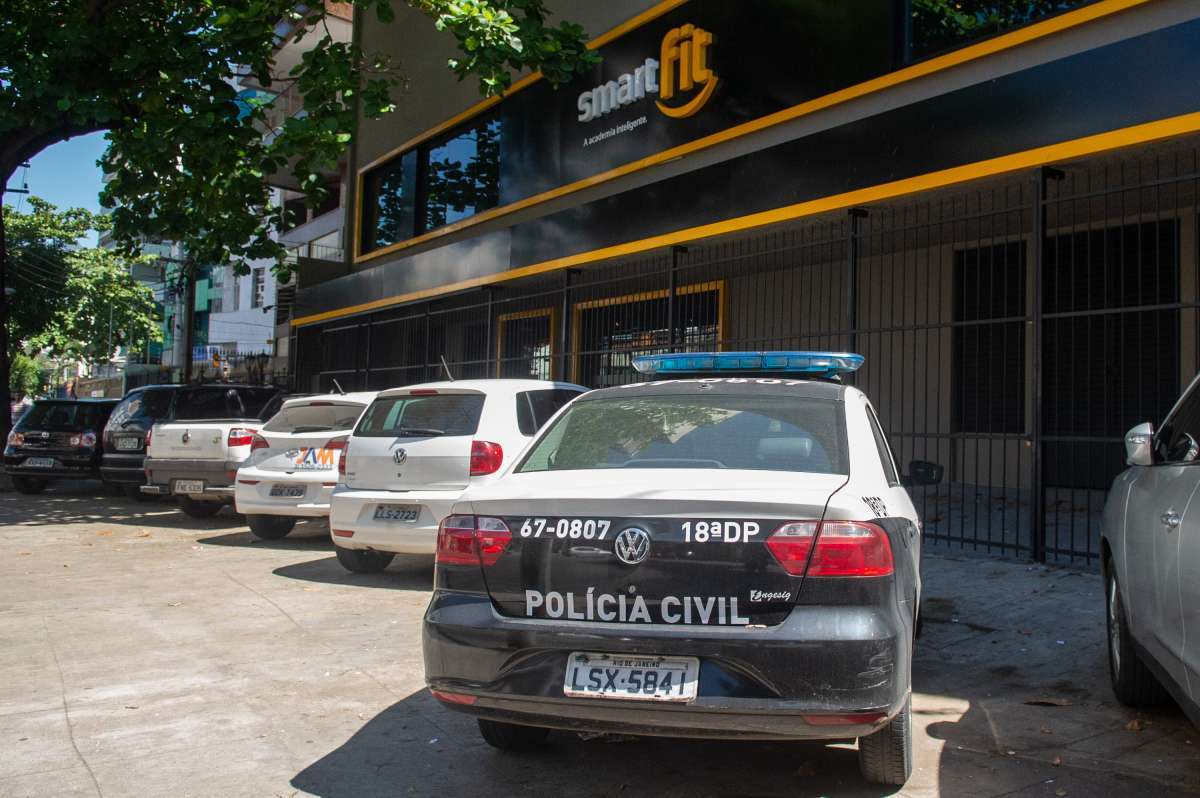 Policiais estiveram no local em busca de imagens do ataque  - Armando Paiva