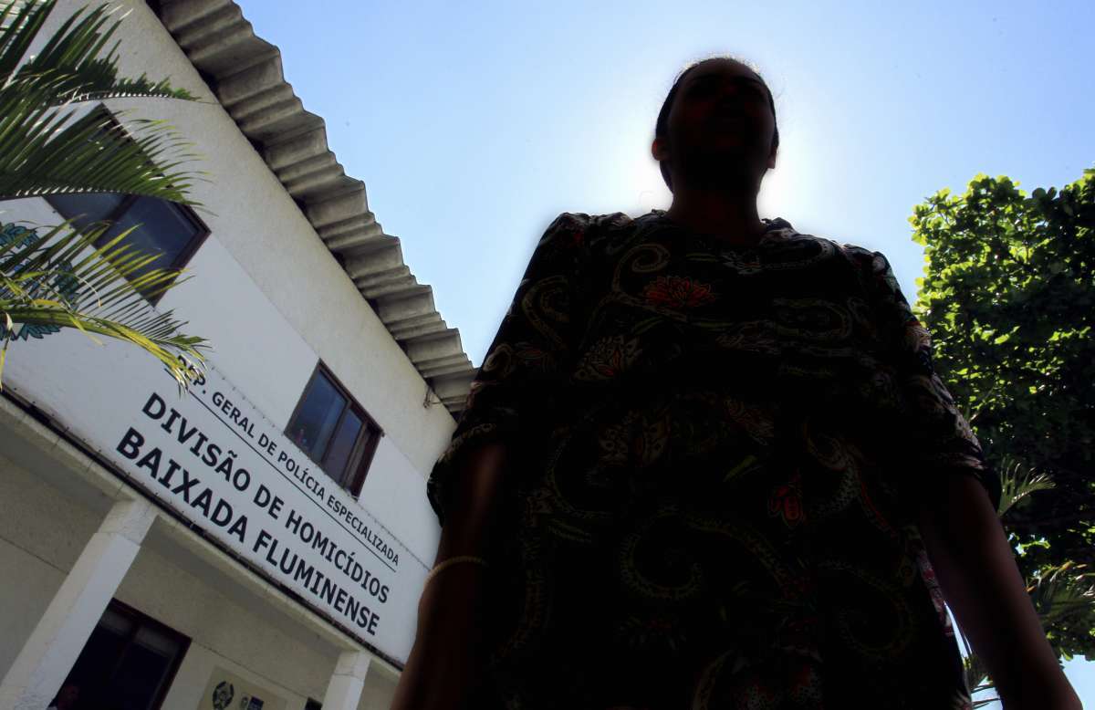 Ação de bandidos em ônibus deixou dois mortos na Baixada Fluminense. Na foto, Na foto,R.B.A, Mulher do jovem Ademir Felipe. Morto ao tentar defender a família.