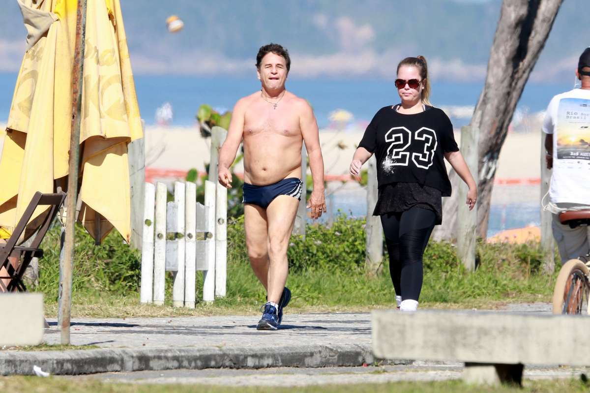 Marcos Frota faz caminhada com a filha na orla do Rio - Ag. News