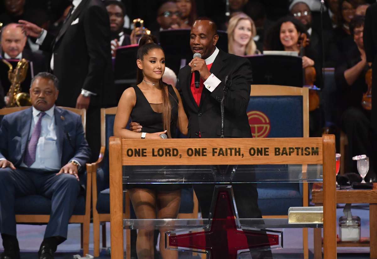 Ariana Grande e o pastor Charles Ellis III no velório de Aretha Franklin