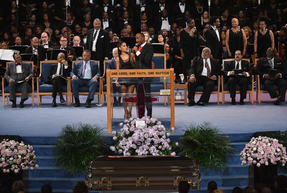 Ariana Grande e o pastor Charles Ellis III no vel&oacute;rio de Aretha Franklin