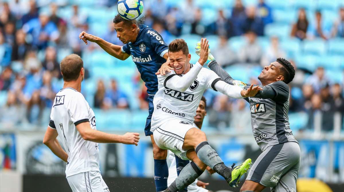 O volante alvinegro Jean sobe para cabecear, mas perde a disputa