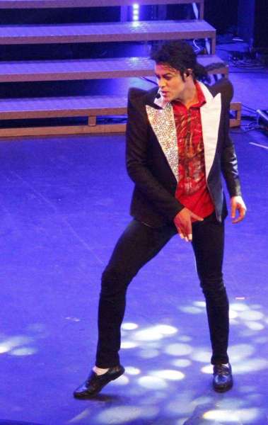 AG&Ecirc;NCIA DE NOT&Iacute;CIAS/PARCEIRO - Rodrigo Teaser interpretando seu &iacute;dolo Michael Jackson, em show realizado no Vivo Rio, no Aterro do Flamengo, na noite deste s&aacute;bado (01). Foto: Onofre Veras/Parceiro/Ag&ecirc;ncia O Dia