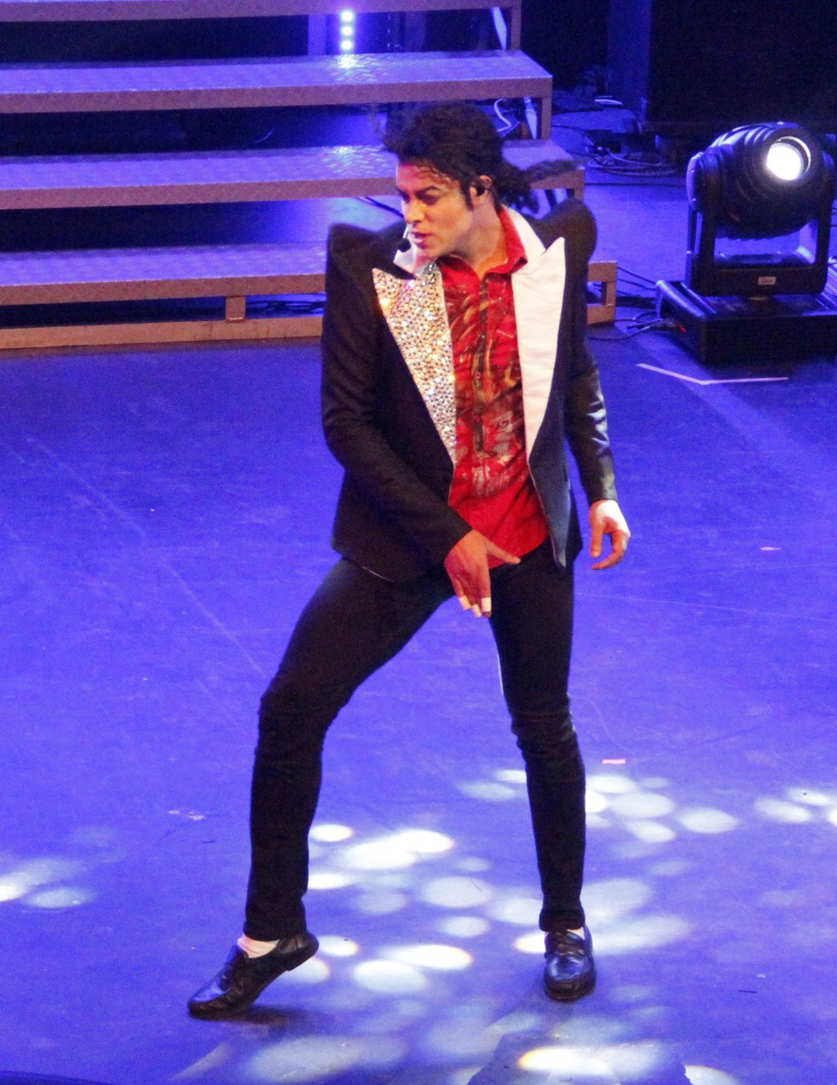AGÊNCIA DE NOTÍCIAS/PARCEIRO - Rodrigo Teaser interpretando seu ídolo Michael Jackson, em show realizado no Vivo Rio, no Aterro do Flamengo, na noite deste sábado (01). Foto: Onofre Veras/Parceiro/Agência O Dia - Onofre Veras/Parceiro/Agência O Dia