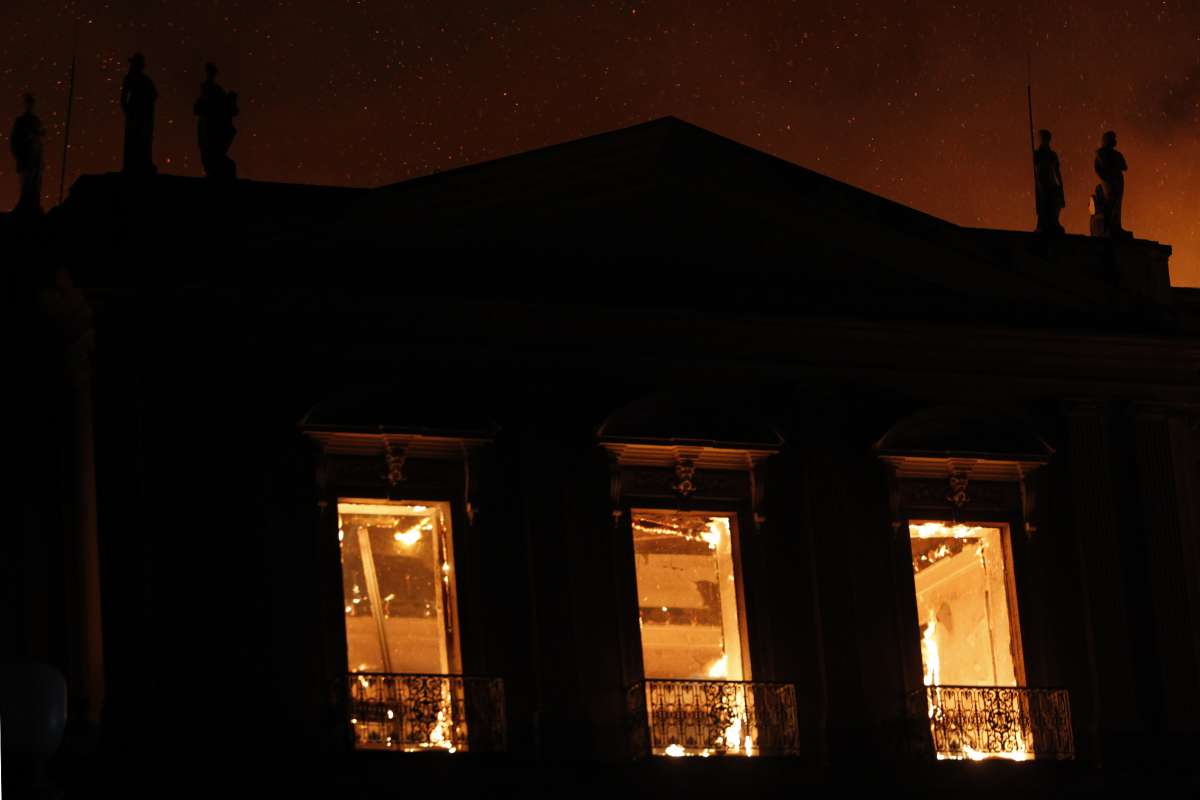 Inc&ecirc;ndio destruiu acervo e pr&eacute;dio do Museu Nacional, na Quinta da Boavista - Alexandre Brum / Ag&ecirc;ncia O Dia