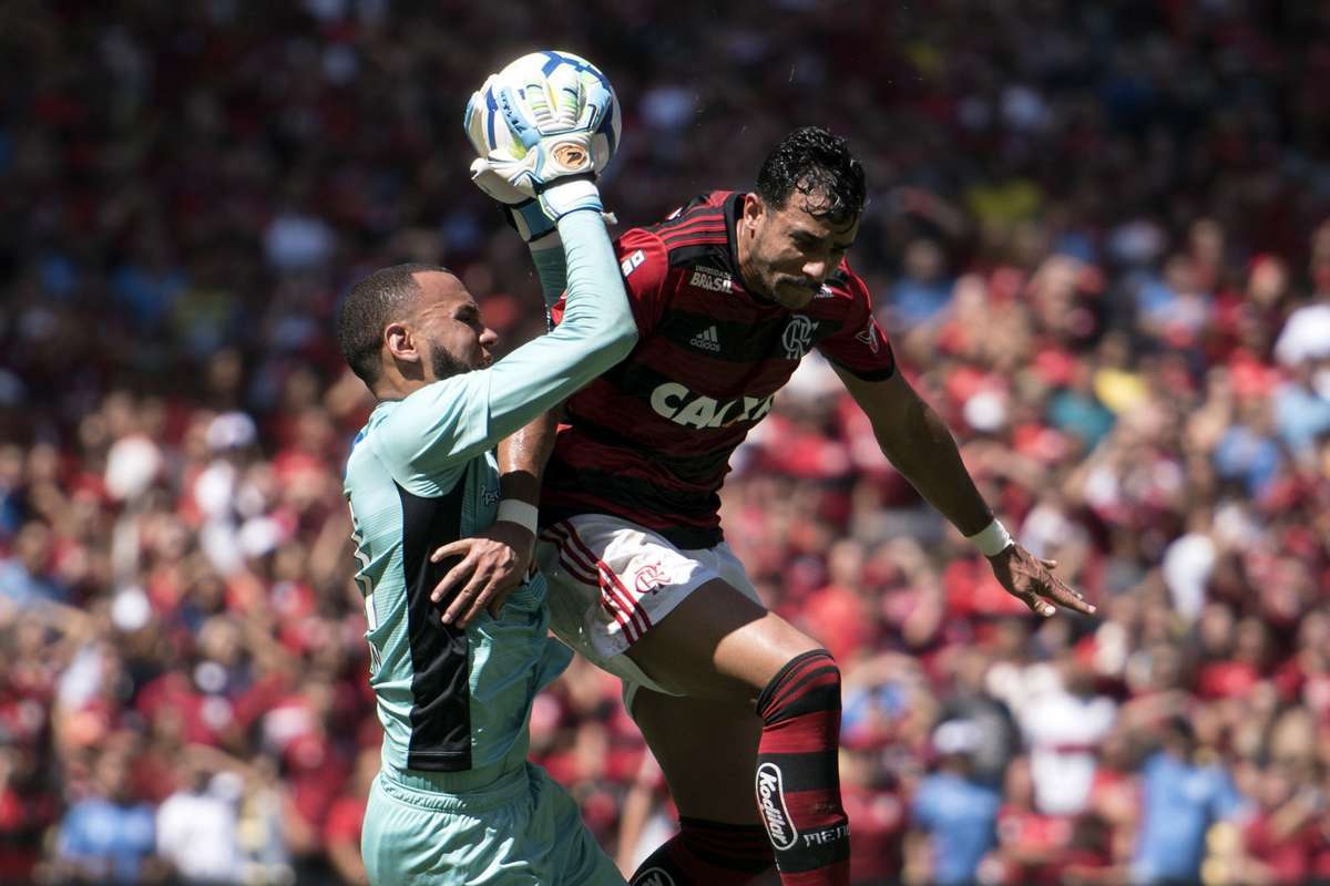 AGÊNCIA DE NOTÍCIAS/PARCEIRO - O jogador Henrique Dourado do Flamengo, durante partida contra a equipe do Ceará em jogo válido pela 22ª rodada do Campeonato Brasileiro 2018 no estádio do Maracanã, Zona Norte do Rio, neste domingo (02). Foto: Delmiro Junior/Parceiro/Agência O Dia