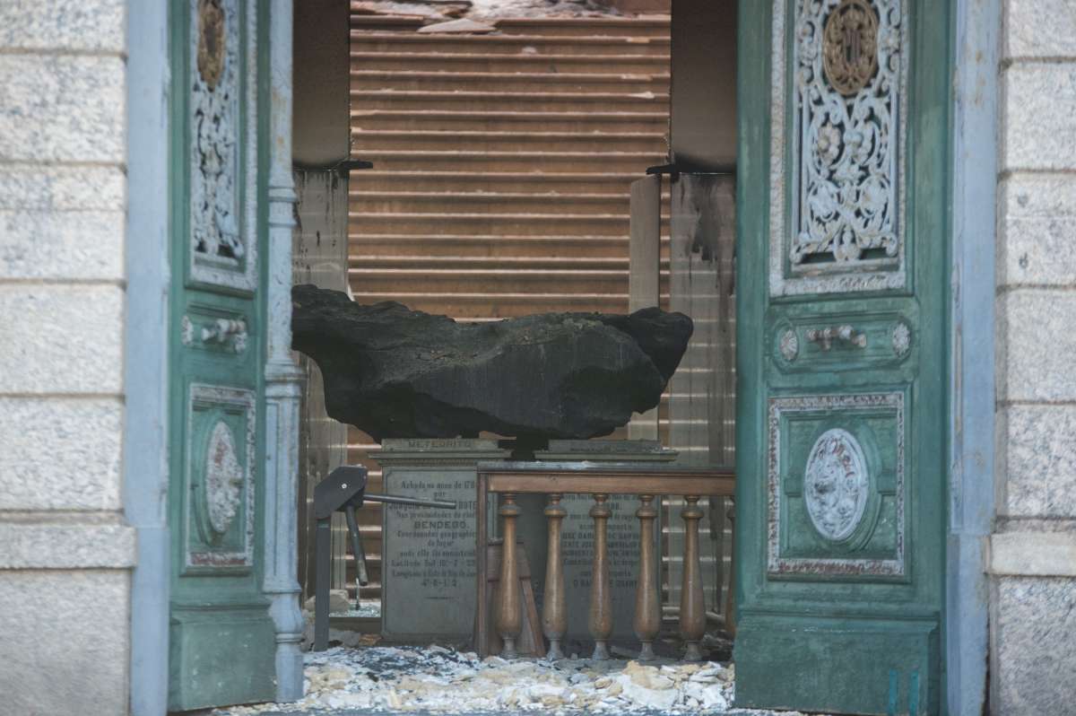 Rio,03/09/2018 - Inc&ecirc;ndio no Museu Nacionl - Funcionarios e bombeiros retiram objetos ap&oacute;s o inc&ecirc;ndio que destruiu o Museu Nacional, Rio de Janeiro.Foto: Armando Paiva/ Ag&ecirc;ncia O Dia  Cidade, Rio de Janeiro, Inc&ecirc;ndio, Museu
