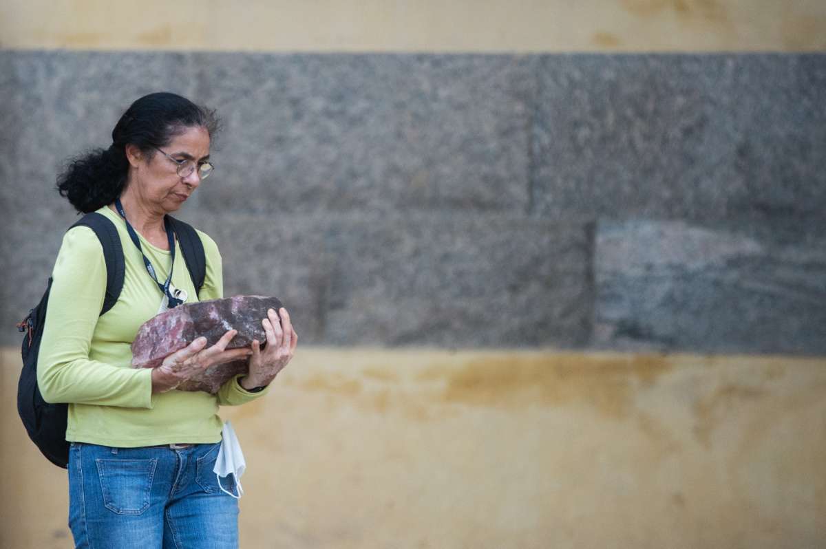 Rio,03/09/2018 - Incêndio no Museu Nacionl - Funcionarios e bombeiros retiram objetos após o incêndio que destruiu o Museu Nacional, Rio de Janeiro.Foto: Armando Paiva/ Agência O Dia Cidade, Rio de Janeiro, Incêndio, Museu