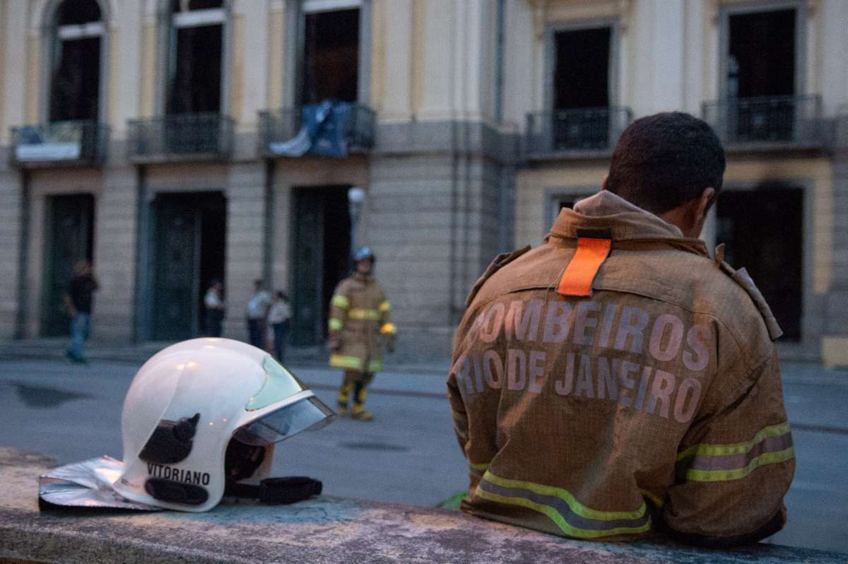 Rio,03/09/2018 - Incêndio no Museu Nacionl - Bombeiros ainda atuam em pequenos focos de incêndio que destruiu o Museu Nacional, Rio de Janeiro.Foto: Armando Paiva/ Agência O Dia  Cidade, Rio de Janeiro, Incêndio, Museu - Armando Paiva 