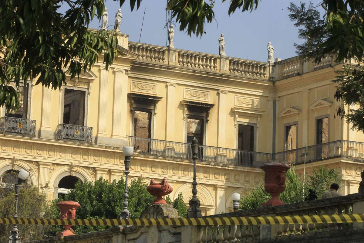 Rio, 03/09/2018. Um dias ap&oacute;s o inc&ecirc;ndio no Museu Nacional na Quinta da Boa Vista. O inc&ecirc;ndio de grandes propor&ccedil;&otilde;es que come&ccedil;ou na noite de domingo (2) destruiu todo o interior do pr&eacute;dio, que tem tr&ecirc;s pavimentos e mais de 9 mil metros quadrados de &aacute;rea &uacute;til. O acervo conta com mais de 20 milh&otilde;es de itens. De acordo com um bombeiro que participou da opera&ccedil;&atilde;o, a falta de &aacute;gua atrasou o trabalho. Foto - Estefan Radovicz / Ag&ecirc;ncia O Dia