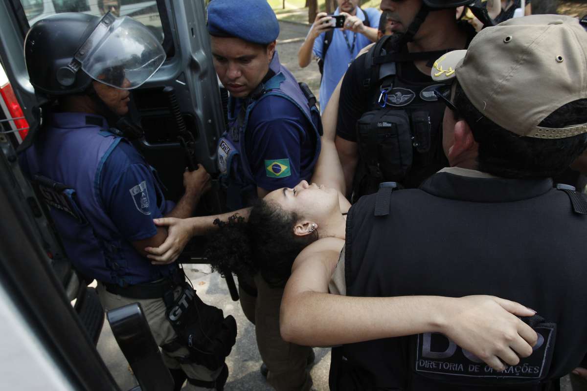 2018-09-03 - suíte do Incêndio que destruiu acervo e grande do prédio do Museu Nacional da Quinta da Boavista, em São Cristovão, Rio de Janeiro, Brasil. Na imagem, manifestante é socorrida durante protesto de funcionários e alunos da UFRJ contra descaso do governo. Foto de Alexandre Brum - CIDADE POLICIA INCÊNDIO FOGO BRAZIL CULTURA EDUCAÇÃO
