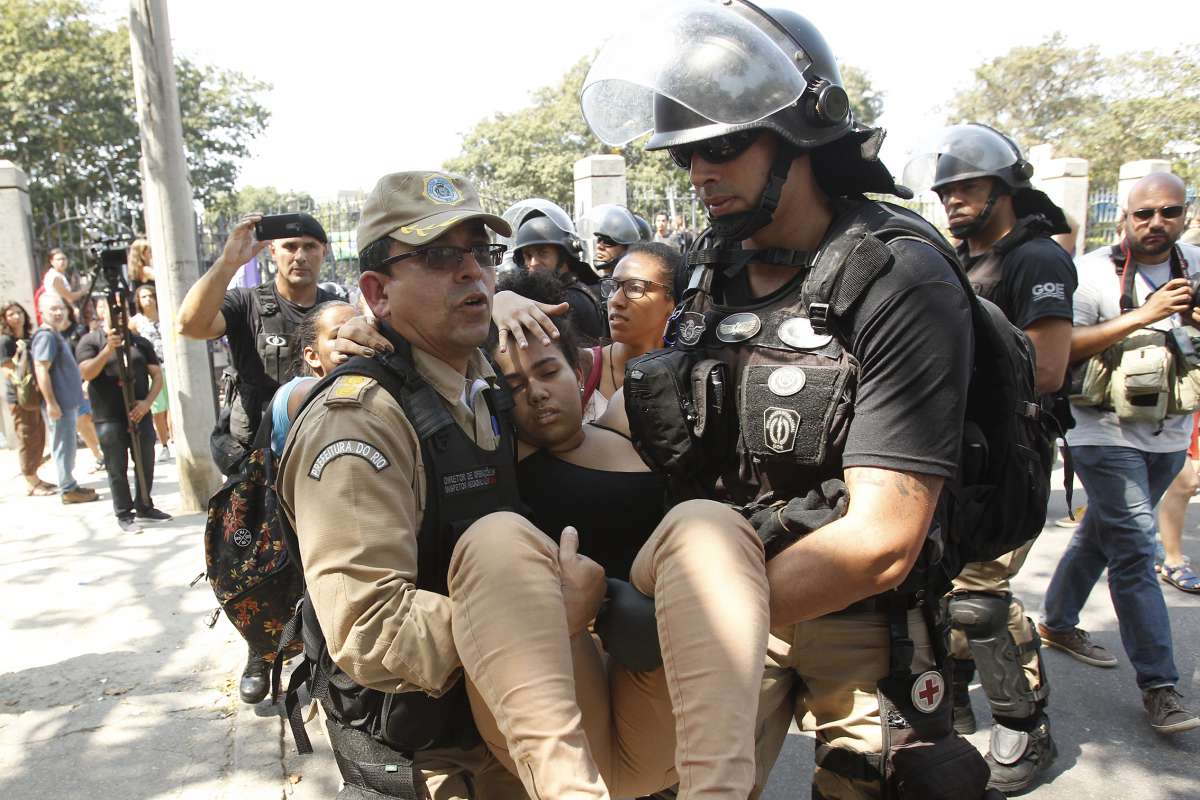 2018-09-03 - suíte do Incêndio que destruiu acervo e grande do prédio do Museu Nacional da Quinta da Boavista, em São Cristovão, Rio de Janeiro, Brasil. Na imagem, manifestante é socorrida durante protesto de funcionários e alunos da UFRJ contra descaso do governo. Foto de Alexandre Brum - CIDADE POLICIA INCÊNDIO FOGO BRAZIL CULTURA EDUCAÇÃO