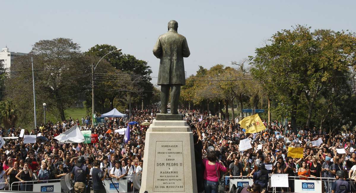 Funcionários e estudantes da UFRJ estiveram ontem na Quinta da Boa Vista para protestar contra o descaso do governo com o Museu Nacional - Alexandre Brum