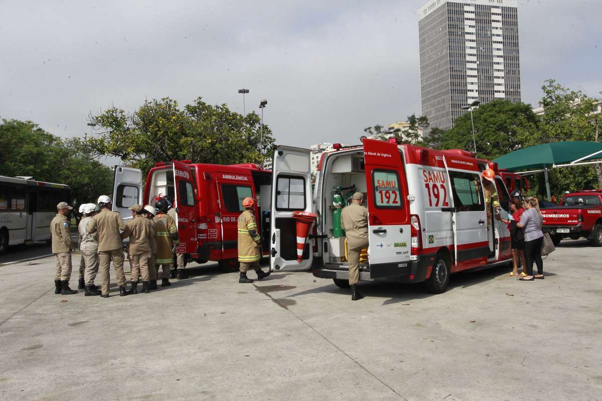 03/09/2018- Acidente no Aterro do Flamengo - Onibus da empresa Real tombou no posto Petrobrás deixando pelo menos 38 feridos. 31 vitimas foram socorridas pelo corpo de Bombeiros e levadas para 5 Hospitais, Lourenço Jorge, Miguel Couto, Salgado Filho, Hospital do Andaraí, e Souza Aguiar. O corpo de Bombeiros esteve no local para fazer o socorro das vitimas e evitar possiveis incendios. Foto de Maíra Coelho / Agência O Dia. Cidade, Acidente, ônibus, Feridos, Vítimas, Socorro, Velocidade, Aterro,
