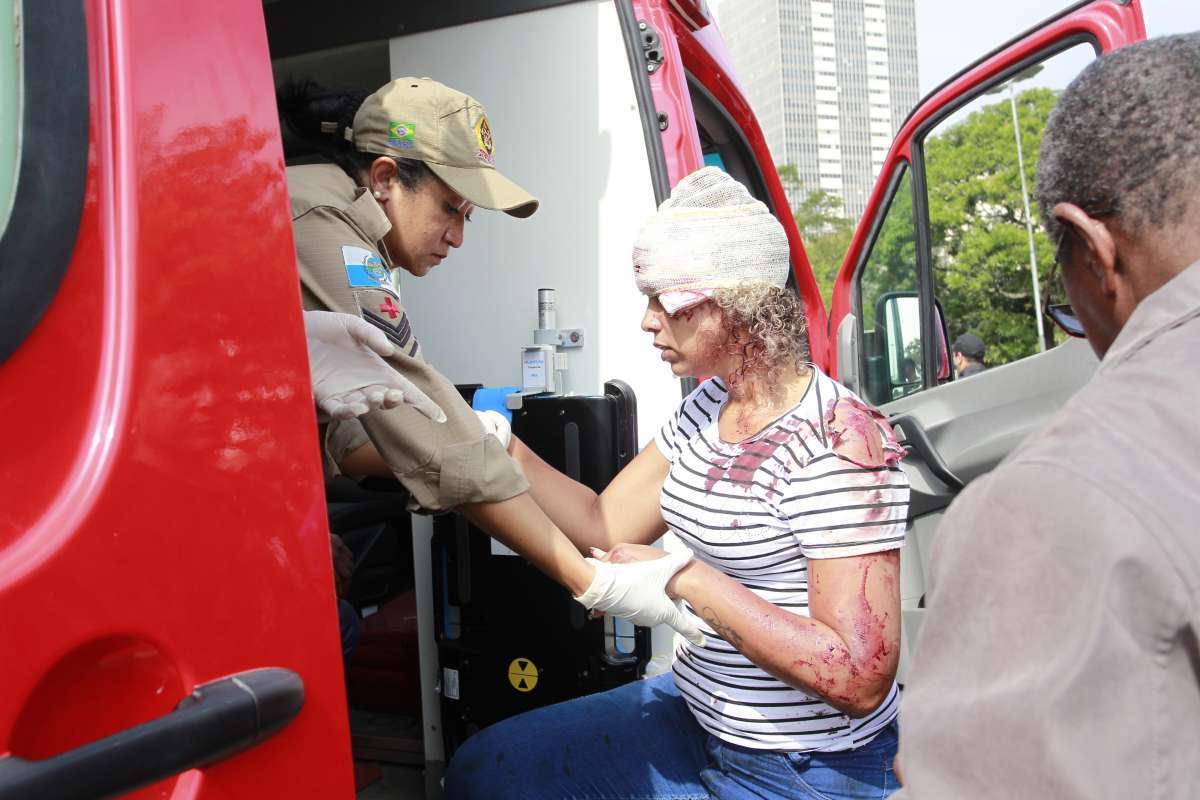 03/09/2018- Daniela Souza de Almeida, 35 anos, estava indo trabalhar e conta que o motorista estava em alta velocidade - Acidente no Aterro do Flamengo - Onibus da empresa Real tombou no posto Petrobrás deixando pelo menos 38 feridos. 31 vitimas foram socorridas pelo corpo de Bombeiros e levadas para 5 Hospitais, Lourenço Jorge, Miguel Couto, Salgado Filho, Hospital do Andaraí, e Souza Aguiar. O corpo de Bombeiros esteve no local para fazer o socorro das vitimas e evitar possiveis incendios. Foto de Maíra Coelho / Agência O Dia. Cidade, Acidente, ônibus, Feridos, Vítimas, Socorro, Velocidade, Aterro,