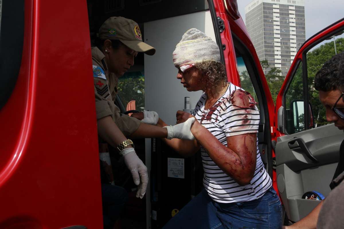 03/09/2018- Daniela Souza de Almeida, 35 anos, estava indo trabalhar e conta que o motorista estava em alta velocidade - Acidente no Aterro do Flamengo - Onibus da empresa Real tombou no posto Petrobrás deixando pelo menos 38 feridos. 31 vitimas foram socorridas pelo corpo de Bombeiros e levadas para 5 Hospitais, Lourenço Jorge, Miguel Couto, Salgado Filho, Hospital do Andaraí, e Souza Aguiar. O corpo de Bombeiros esteve no local para fazer o socorro das vitimas e evitar possiveis incendios. Foto de Maíra Coelho / Agência O Dia. Cidade, Acidente, ônibus, Feridos, Vítimas, Socorro, Velocidade, Aterro,