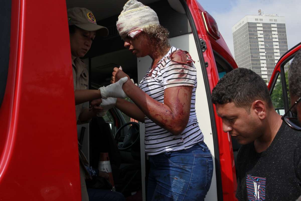 03/09/2018- Daniela Souza de Almeida, 35 anos, estava indo trabalhar e conta que o motorista estava em alta velocidade - Acidente no Aterro do Flamengo - Onibus da empresa Real tombou no posto Petrobrás deixando pelo menos 38 feridos. 31 vitimas foram socorridas pelo corpo de Bombeiros e levadas para 5 Hospitais, Lourenço Jorge, Miguel Couto, Salgado Filho, Hospital do Andaraí, e Souza Aguiar. O corpo de Bombeiros esteve no local para fazer o socorro das vitimas e evitar possiveis incendios. Foto de Maíra Coelho / Agência O Dia. Cidade, Acidente, ônibus, Feridos, Vítimas, Socorro, Velocidade, Aterro,