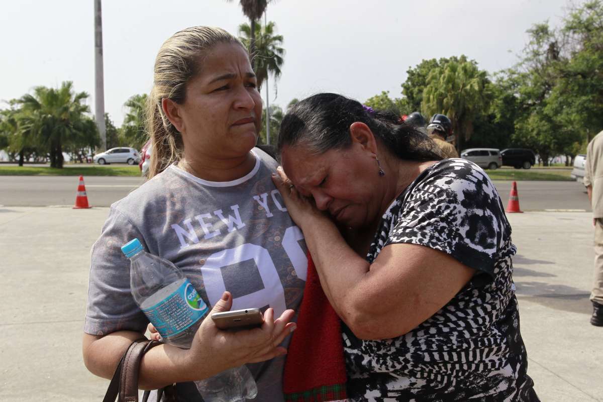 03/09/2018- Daniela Souza de Almeida, 35 anos, estava indo trabalhar e conta que o motorista estava em alta velocidade - Acidente no Aterro do Flamengo - Onibus da empresa Real tombou no posto Petrobrás deixando pelo menos 38 feridos. 31 vitimas foram socorridas pelo corpo de Bombeiros e levadas para 5 Hospitais, Lourenço Jorge, Miguel Couto, Salgado Filho, Hospital do Andaraí, e Souza Aguiar. O corpo de Bombeiros esteve no local para fazer o socorro das vitimas e evitar possiveis incendios. Foto de Maíra Coelho / Agência O Dia. Cidade, Acidente, ônibus, Feridos, Vítimas, Socorro, Velocidade, Aterro,