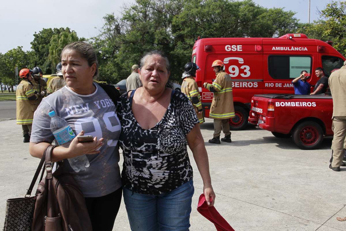 03/09/2018- Daniela Souza de Almeida, 35 anos, estava indo trabalhar e conta que o motorista estava em alta velocidade - Acidente no Aterro do Flamengo - Onibus da empresa Real tombou no posto Petrobrás deixando pelo menos 38 feridos. 31 vitimas foram socorridas pelo corpo de Bombeiros e levadas para 5 Hospitais, Lourenço Jorge, Miguel Couto, Salgado Filho, Hospital do Andaraí, e Souza Aguiar. O corpo de Bombeiros esteve no local para fazer o socorro das vitimas e evitar possiveis incendios. Foto de Maíra Coelho / Agência O Dia. Cidade, Acidente, ônibus, Feridos, Vítimas, Socorro, Velocidade, Aterro,