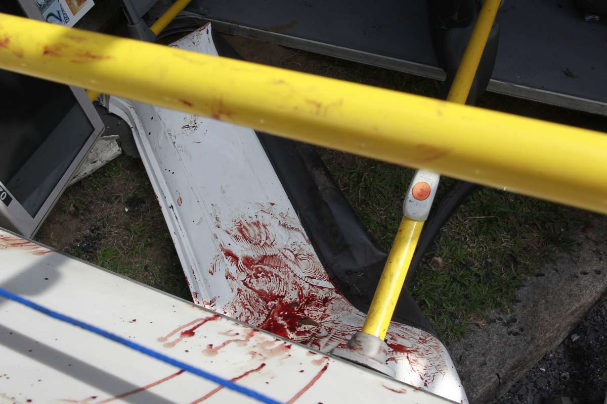 03/09/2018- Acidente no Aterro do Flamengo - Onibus da empresa Real tombou no posto Petrobrás deixando pelo menos 38 feridos. 31 vitimas foram socorridas pelo corpo de Bombeiros e levadas para 5 Hospitais, Lourenço Jorge, Miguel Couto, Salgado Filho, Hospital do Andaraí, e Souza Aguiar. O corpo de Bombeiros esteve no local para fazer o socorro das vitimas e evitar possiveis incendios. Foto de Maíra Coelho / Agência O Dia. Cidade, Acidente, ônibus, Feridos, Vítimas, Socorro, Velocidade, Aterro,