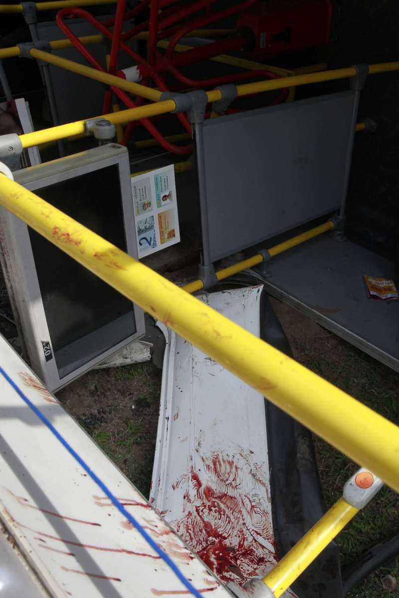 03/09/2018- Acidente no Aterro do Flamengo - Onibus da empresa Real tombou no posto Petrobrás deixando pelo menos 38 feridos. 31 vitimas foram socorridas pelo corpo de Bombeiros e levadas para 5 Hospitais, Lourenço Jorge, Miguel Couto, Salgado Filho, Hospital do Andaraí, e Souza Aguiar. O corpo de Bombeiros esteve no local para fazer o socorro das vitimas e evitar possiveis incendios. Foto de Maíra Coelho / Agência O Dia. Cidade, Acidente, ônibus, Feridos, Vítimas, Socorro, Velocidade, Aterro,