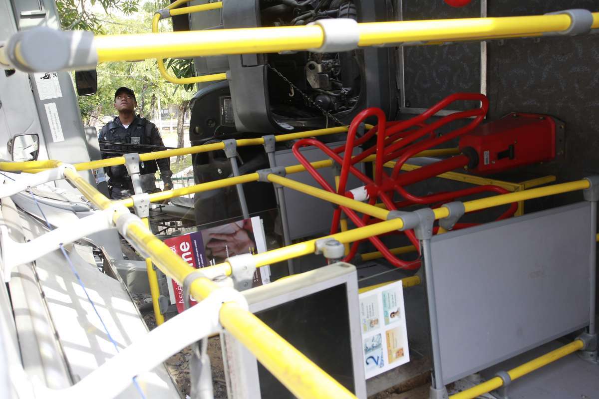 03/09/2018- Acidente no Aterro do Flamengo - Onibus da empresa Real tombou no posto Petrobrás deixando pelo menos 38 feridos. 31 vitimas foram socorridas pelo corpo de Bombeiros e levadas para 5 Hospitais, Lourenço Jorge, Miguel Couto, Salgado Filho, Hospital do Andaraí, e Souza Aguiar. O corpo de Bombeiros esteve no local para fazer o socorro das vitimas e evitar possiveis incendios. Foto de Maíra Coelho / Agência O Dia. Cidade, Acidente, ônibus, Feridos, Vítimas, Socorro, Velocidade, Aterro,