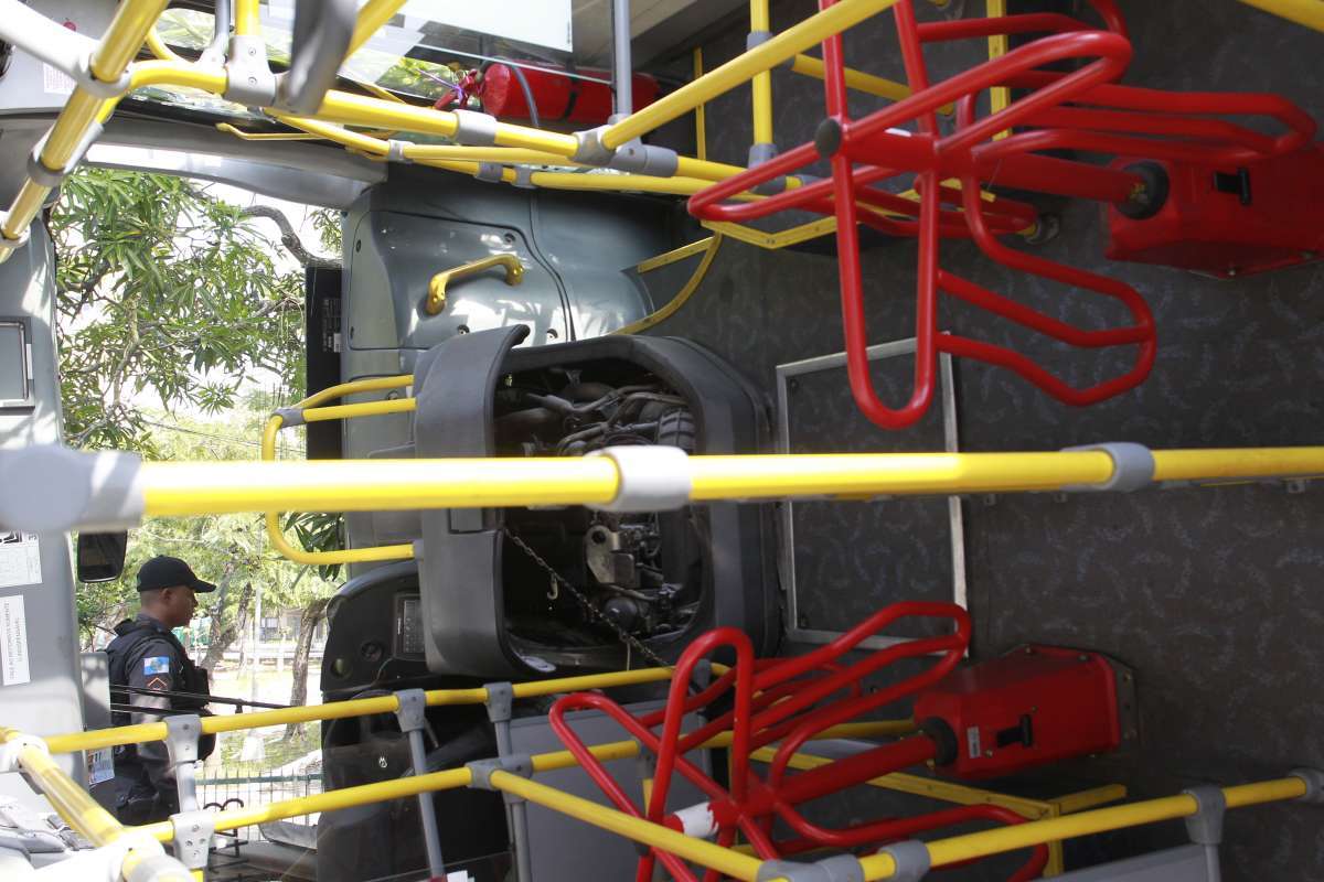 03/09/2018- Acidente no Aterro do Flamengo - Onibus da empresa Real tombou no posto Petrobrás deixando pelo menos 38 feridos. 31 vitimas foram socorridas pelo corpo de Bombeiros e levadas para 5 Hospitais, Lourenço Jorge, Miguel Couto, Salgado Filho, Hospital do Andaraí, e Souza Aguiar. O corpo de Bombeiros esteve no local para fazer o socorro das vitimas e evitar possiveis incendios. Foto de Maíra Coelho / Agência O Dia. Cidade, Acidente, ônibus, Feridos, Vítimas, Socorro, Velocidade, Aterro,