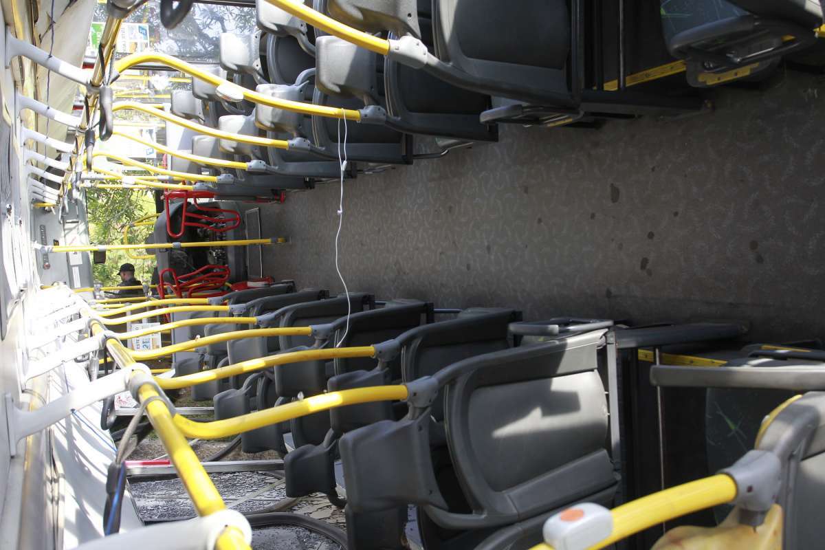 03/09/2018- Acidente no Aterro do Flamengo - Onibus da empresa Real tombou no posto Petrobrás deixando pelo menos 38 feridos. 31 vitimas foram socorridas pelo corpo de Bombeiros e levadas para 5 Hospitais, Lourenço Jorge, Miguel Couto, Salgado Filho, Hospital do Andaraí, e Souza Aguiar. O corpo de Bombeiros esteve no local para fazer o socorro das vitimas e evitar possiveis incendios. Foto de Maíra Coelho / Agência O Dia. Cidade, Acidente, ônibus, Feridos, Vítimas, Socorro, Velocidade, Aterro,