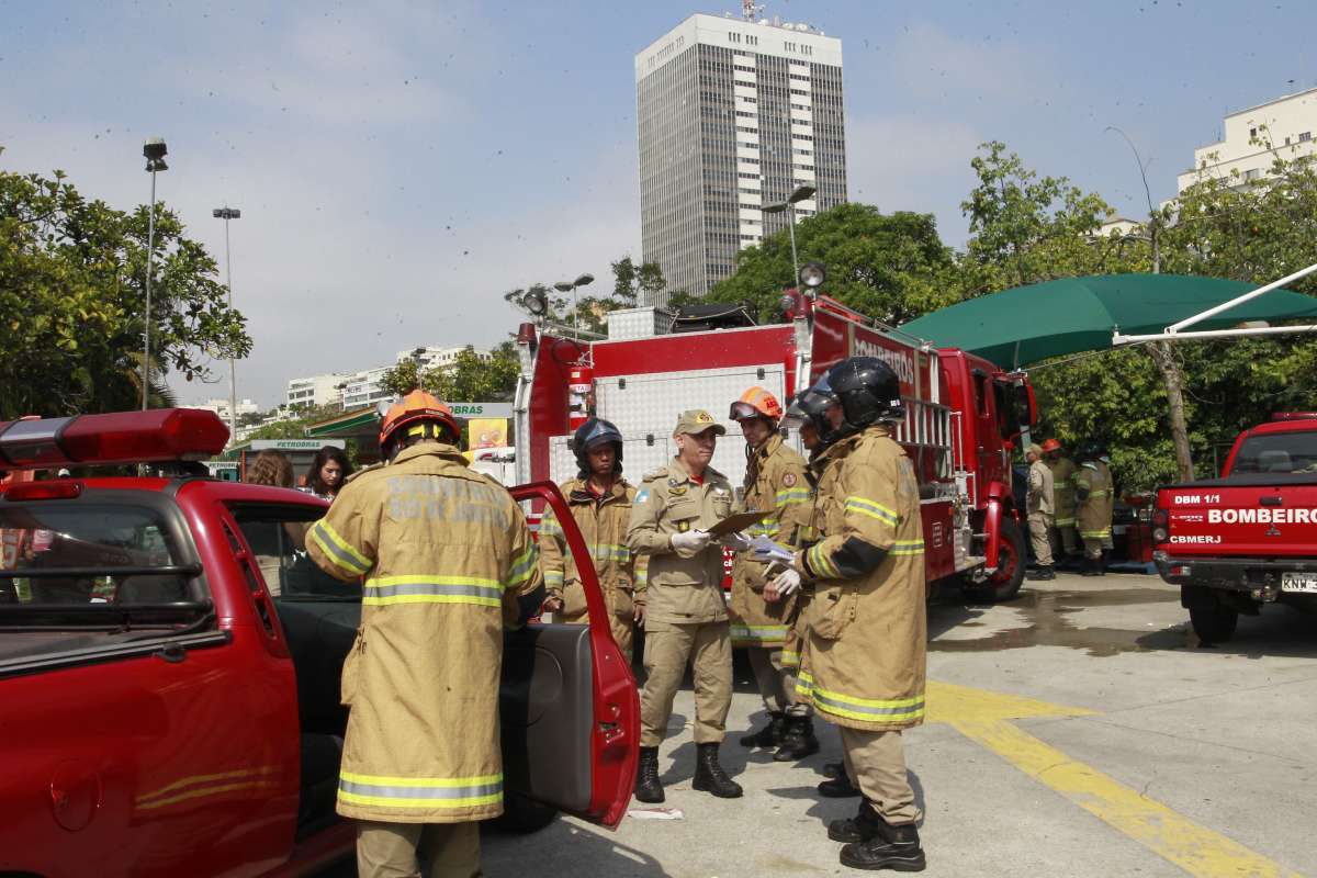 03/09/2018- Acidente no Aterro do Flamengo - Onibus da empresa Real tombou no posto Petrobrás deixando pelo menos 38 feridos. 31 vitimas foram socorridas pelo corpo de Bombeiros e levadas para 5 Hospitais, Lourenço Jorge, Miguel Couto, Salgado Filho, Hospital do Andaraí, e Souza Aguiar. O corpo de Bombeiros esteve no local para fazer o socorro das vitimas e evitar possiveis incendios. Foto de Maíra Coelho / Agência O Dia. Cidade, Acidente, ônibus, Feridos, Vítimas, Socorro, Velocidade, Aterro,