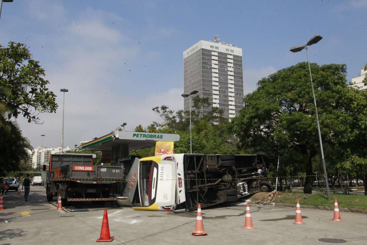 03/09/2018- Acidente no Aterro do Flamengo - Onibus da empresa Real tombou no posto Petrobrás deixando pelo menos 38 feridos. 31 vitimas foram socorridas pelo corpo de Bombeiros e levadas para 5 Hospitais, Lourenço Jorge, Miguel Couto, Salgado Filho, Hospital do Andaraí, e Souza Aguiar. O corpo de Bombeiros esteve no local para fazer o socorro das vitimas e evitar possiveis incendios. Foto de Maíra Coelho / Agência O Dia. Cidade, Acidente, ônibus, Feridos, Vítimas, Socorro, Velocidade, Aterro,