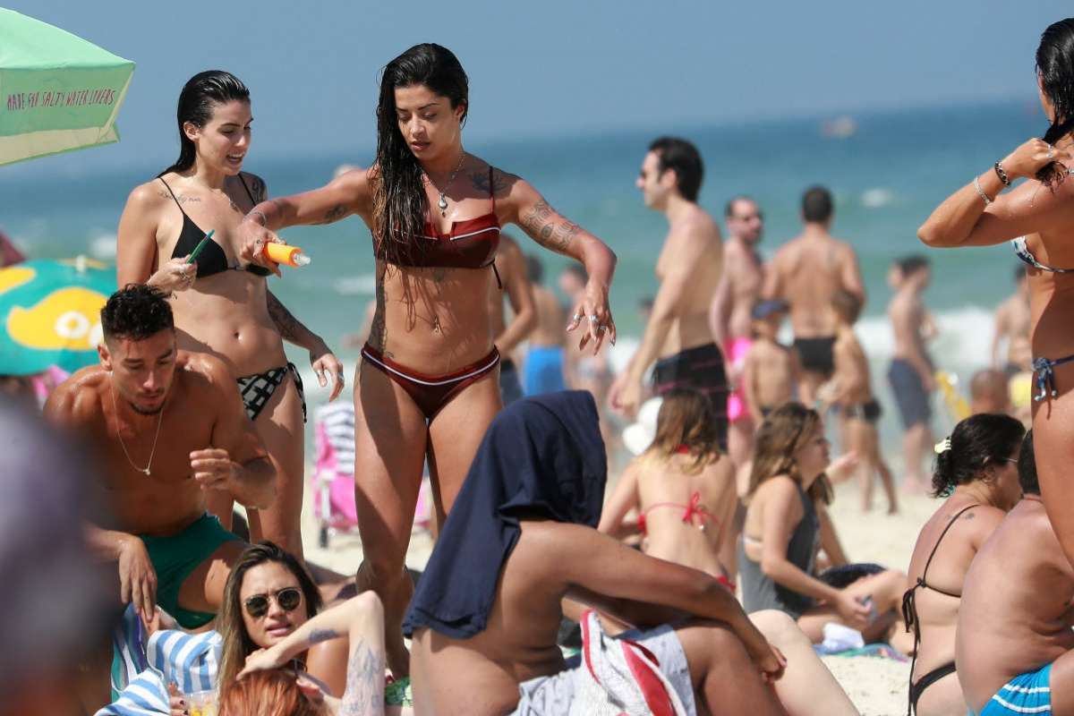 Aline Riscado curte dia de praia com amigas e o namorado, o ator Felipe Roque