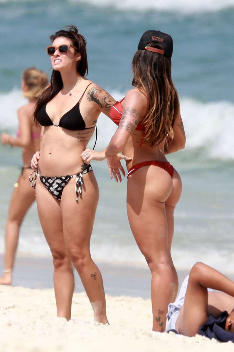 Aline Riscado curte dia de praia com amigas e o namorado, o ator Felipe Roque