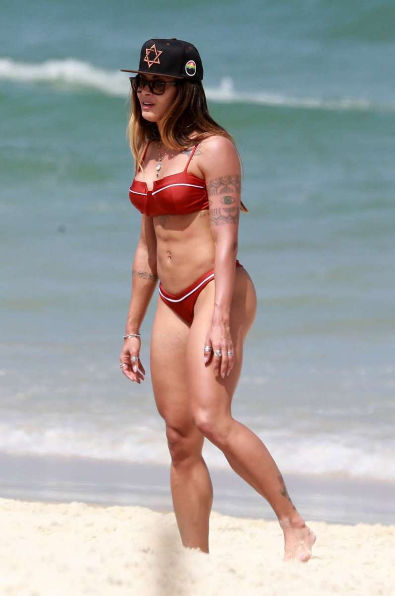 Aline Riscado curte dia de praia com amigas e o namorado, o ator Felipe Roque