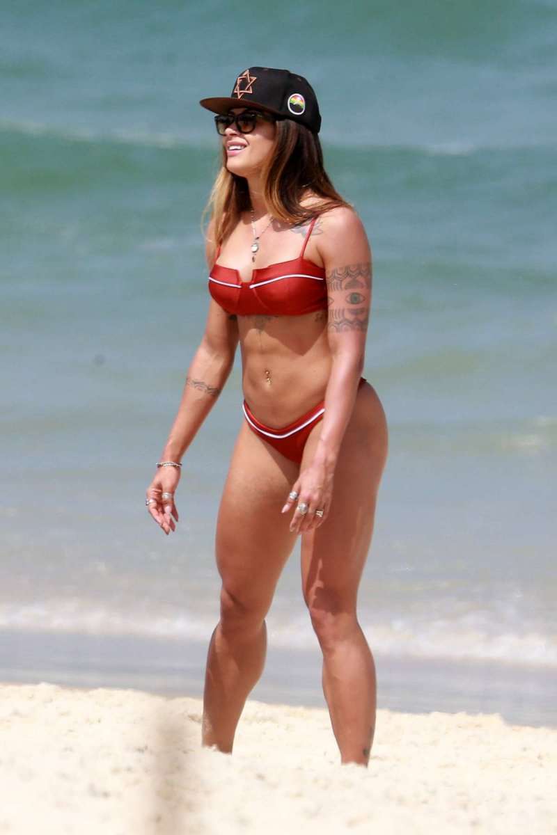 Aline Riscado curte dia de praia com amigas e o namorado, o ator Felipe Roque