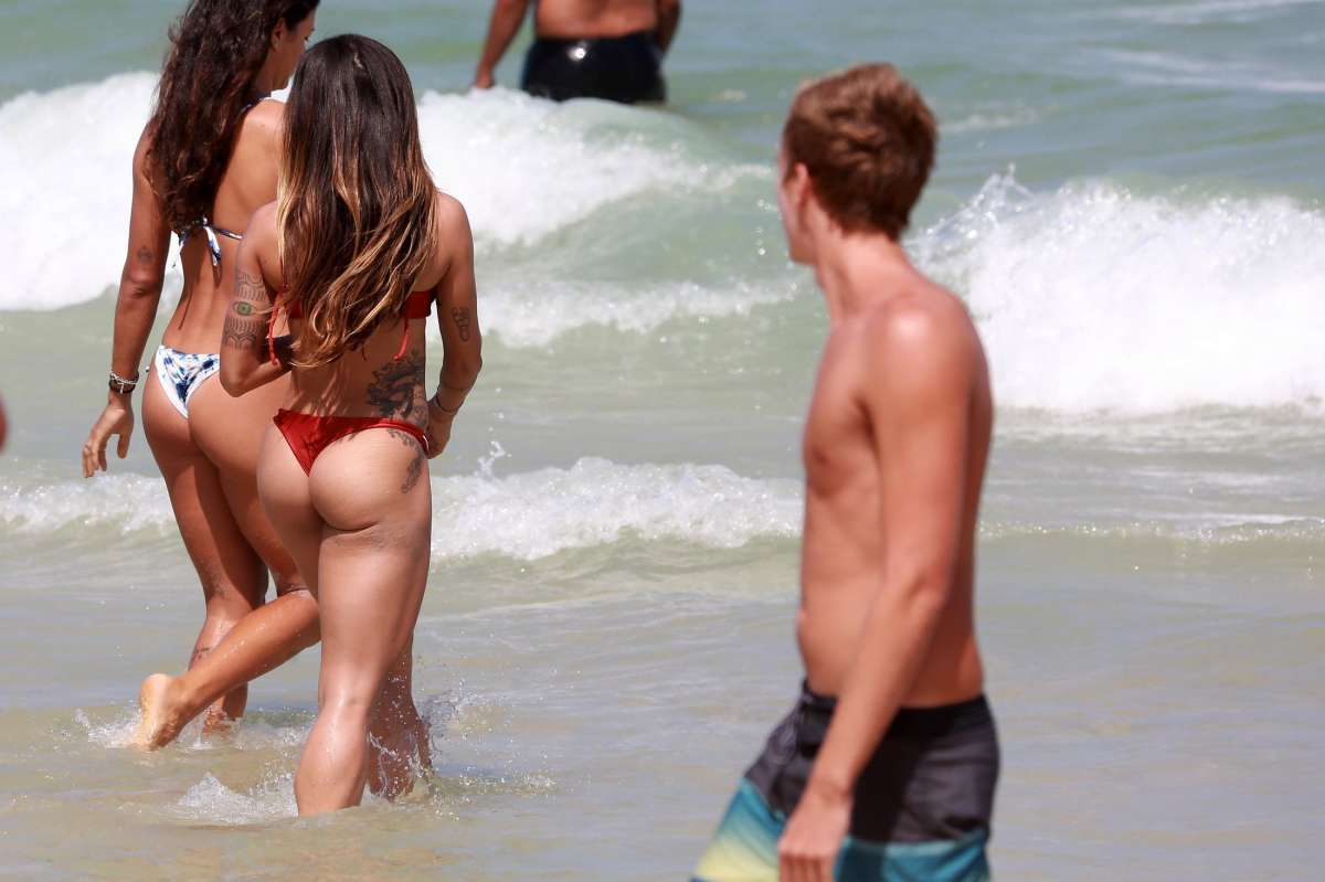 Aline Riscado curte dia de praia com amigas e o namorado, o ator Felipe Roque