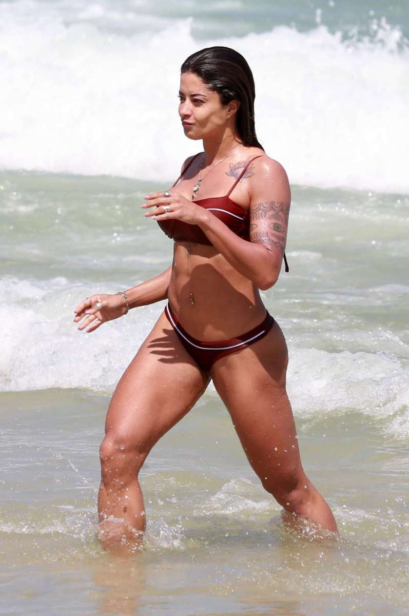 Aline Riscado curte dia de praia com amigas e o namorado, o ator Felipe Roque