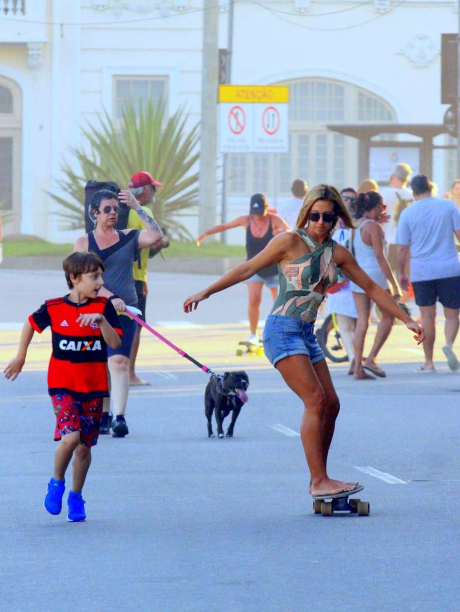 A jornalista Cristiane Dias anda de skate com o filho na orla do Leblon, na Zona Sul do Rio, na tarde de domingo